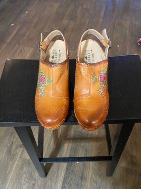 L'artiste clogs Size 7